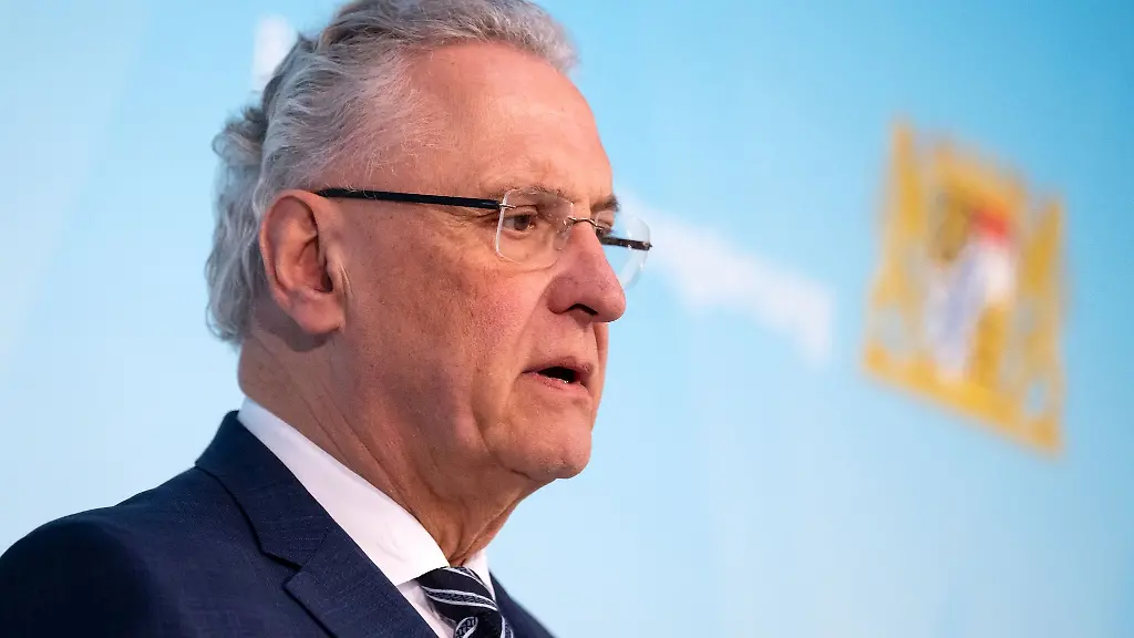 Joachim-Herrmann-nimmt-nach-einer-Kabinettssitzung-an-einer-Pressekonferenz-teil