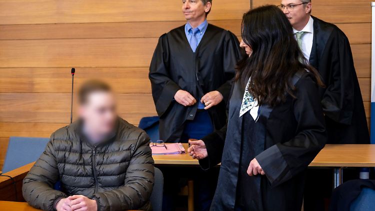 Der Angeklagte sitzt im Sitzungssaal des Amtsgerichts im oberbayrischen Laufen (Archivbild).