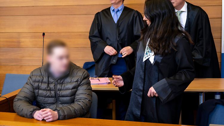 Sebastian T. sitzt im März 2024 neben seiner Anwältin im Verhandlungssaal des Landgerichts Traunstein.