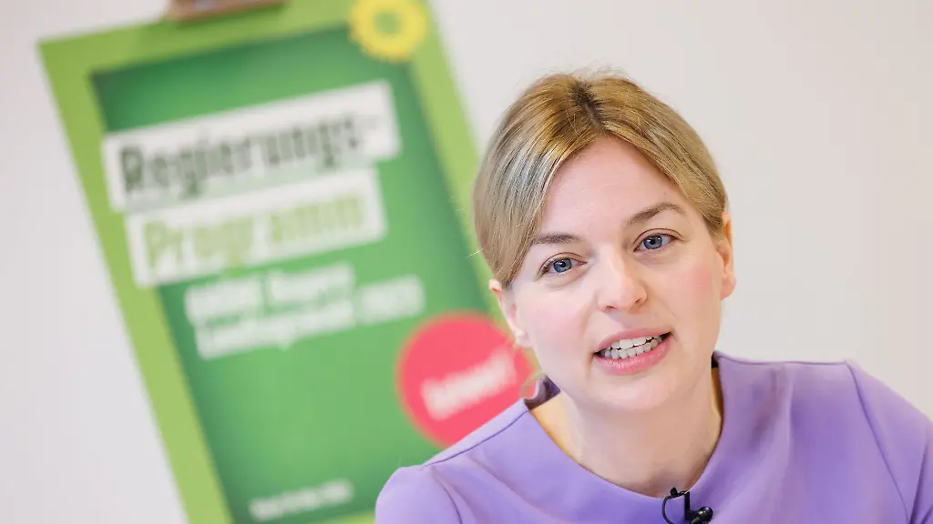 Katharina-Schulze-spricht-waehrend-einer-Pressekonferenz