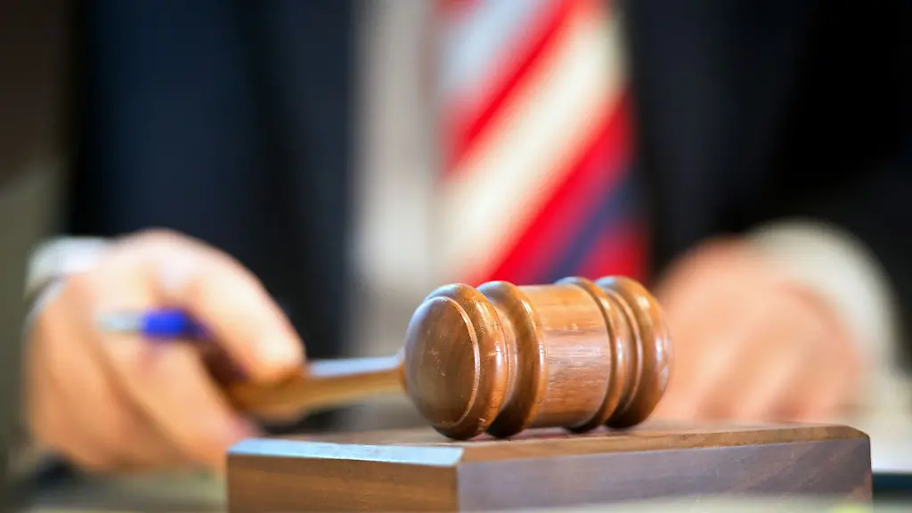 Ein-Auktionator-haelt-waehrend-einer-Versteigerung-einen-Hammer-in-der-Hand