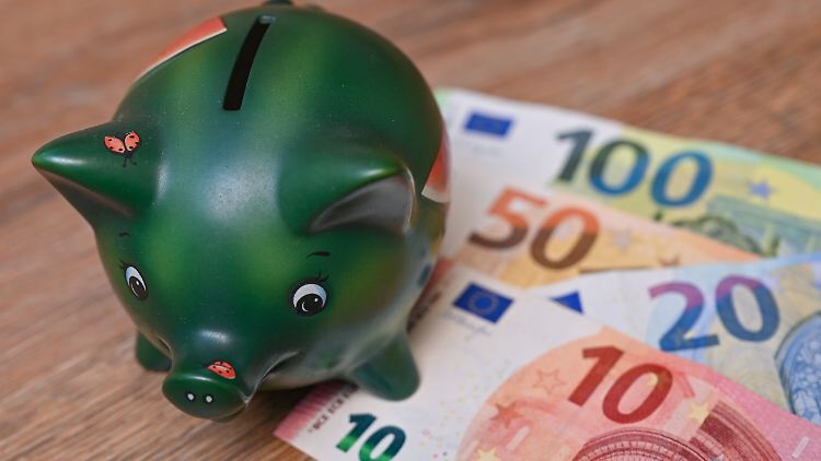 Die Deutschen haben viel Geld im Sparschwein.