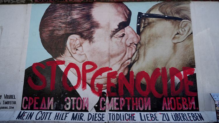 Aktivisten beschmierten das berühmte Grafitti.