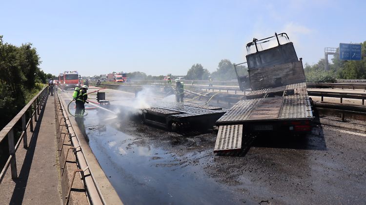 Stundenlang dauerten die Löscharbeiten auf der A5 und der darunterliegenden A6.