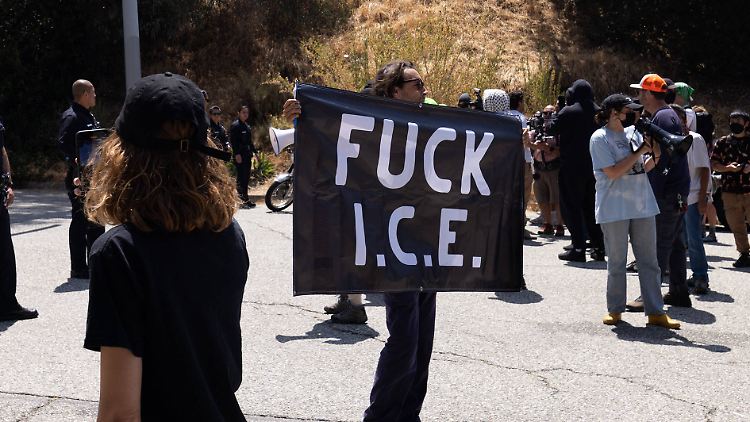 Klare Botschaft der Dogders-Fans an die ICE.