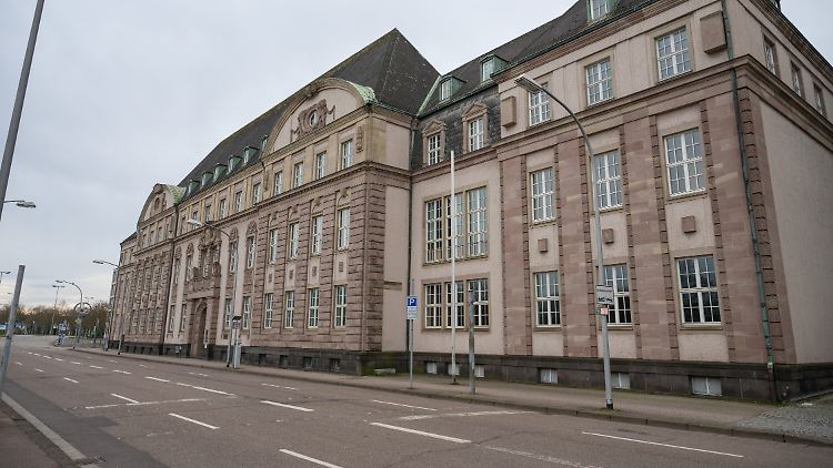 Vom Gericht rannte der Flüchtige in Richtung Landtag davon. 