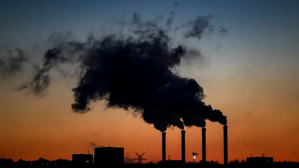 Die-Schornsteine-des-Kieler-Kraftwerks-qualmen-bei-Sonnenaufgang