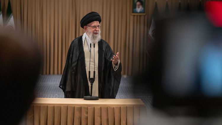 Chamenei steht inzwischen seit 36 Jahren an der Spitze des iranischen Staates.