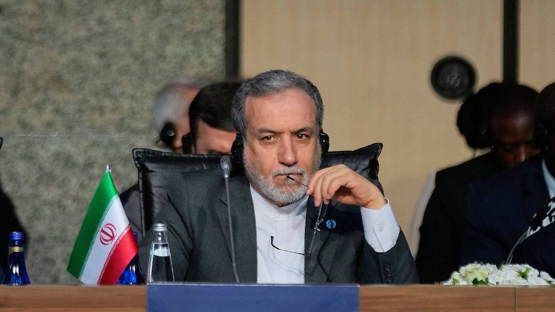 Irans Außenminister Araghtschi hört sich eine Rede an.