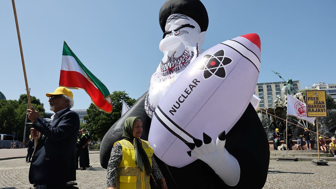 In der deutschen Hauptstadt Berlin demonstriert eine Exilgruppe gegen das Regime im Iran.