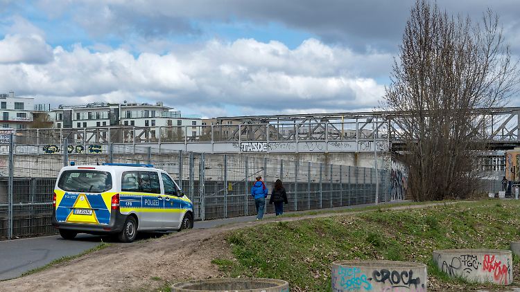 Laut Polizei alarmierte eine Beamtin außer Dienst eine Einsatzhundertschaft in der Nähe.