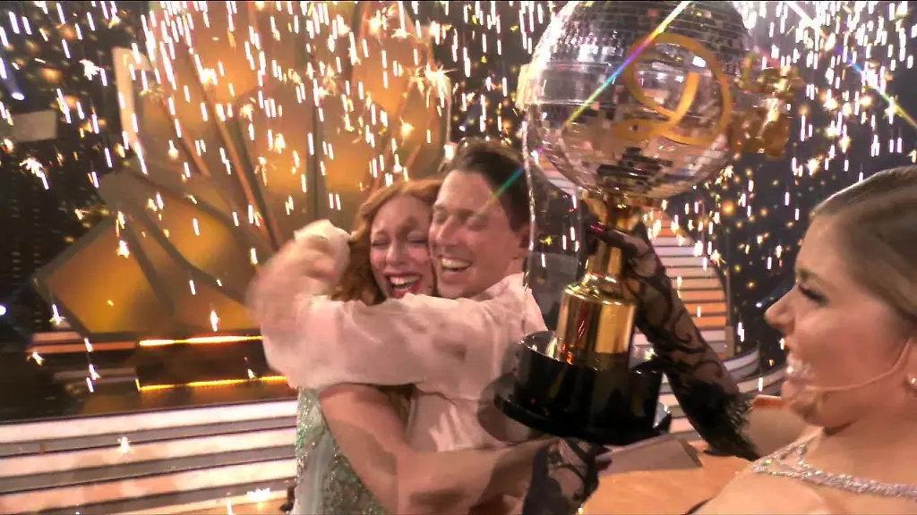 Anna-und-Valentin-jubeln-in-den-Sekunden-nach-der-Verkuendung