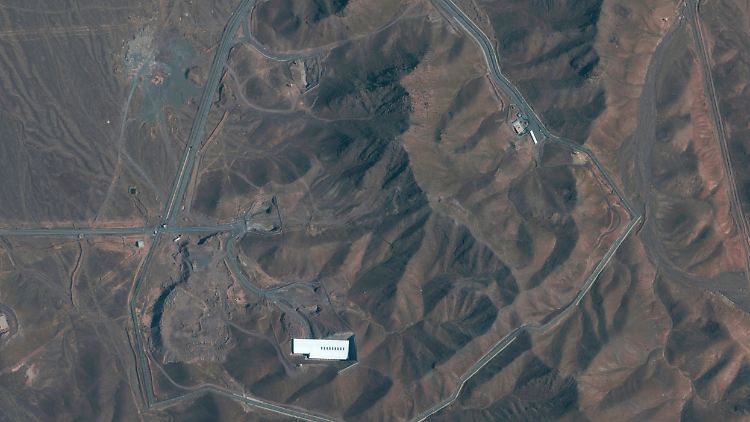 Die Atomanlage Fordo befindet sich in einem Berghang nahe der Stadt Ghom. Das Tunnelsystem liegt 60 bis 80 Meter unter der Erde.
