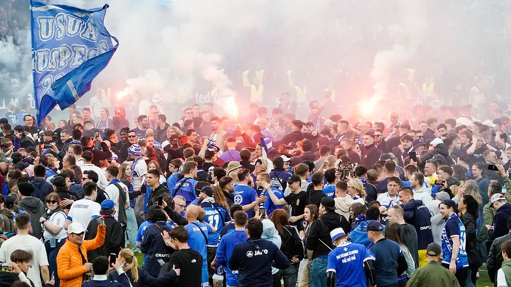 Darmstadts-Fans-feiern-im-Stadion-am-Boellenfalltor-den-Aufstieg-in-die-Bundesliga