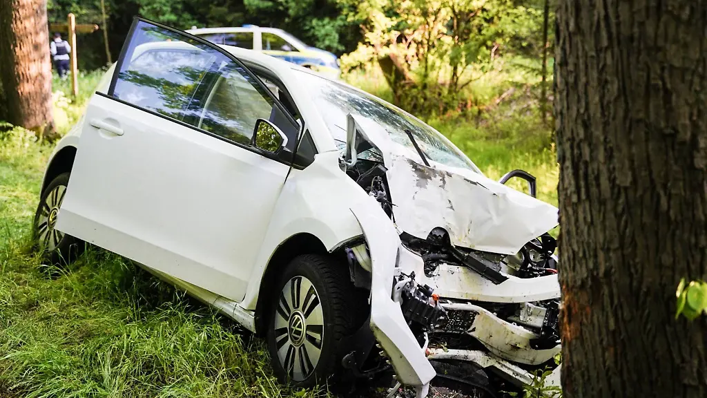 Das-Wrack-des-Unfallautos-steht-an-der-Unfallstelle