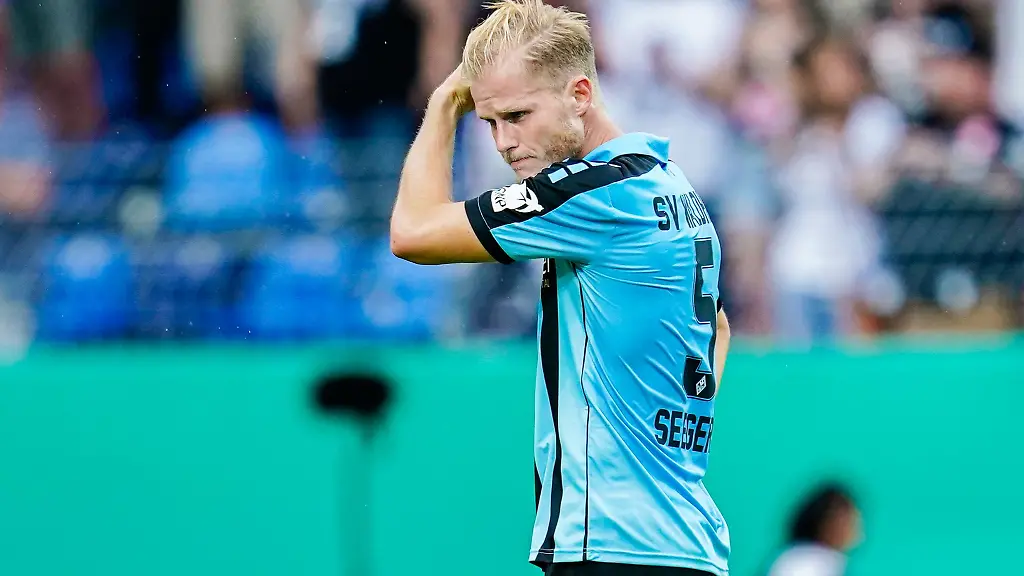 Mannheims-Marcel-Seegert-steht-auf-dem-Spielfeld