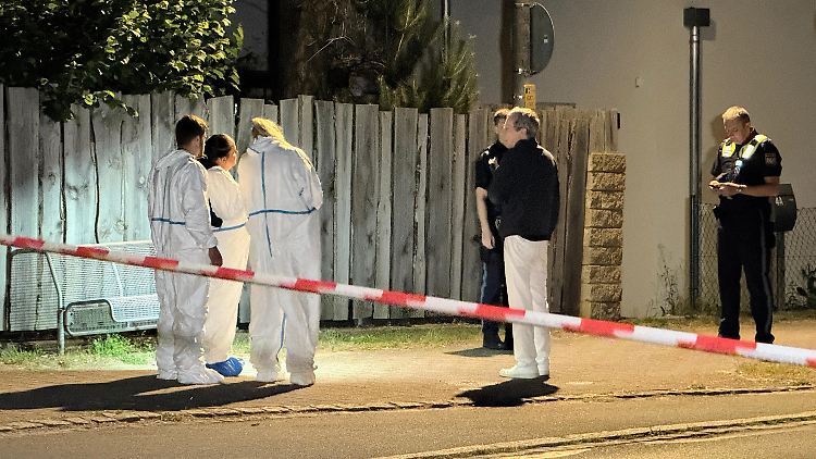 Polizisten und Mitarbeiter der Spurensicherung arbeiten am Tatort. Bei einem Streit zweier Gruppen von Jugendlichen ist in Bayern ein 15-Jähriger tödlich verletzt worden.