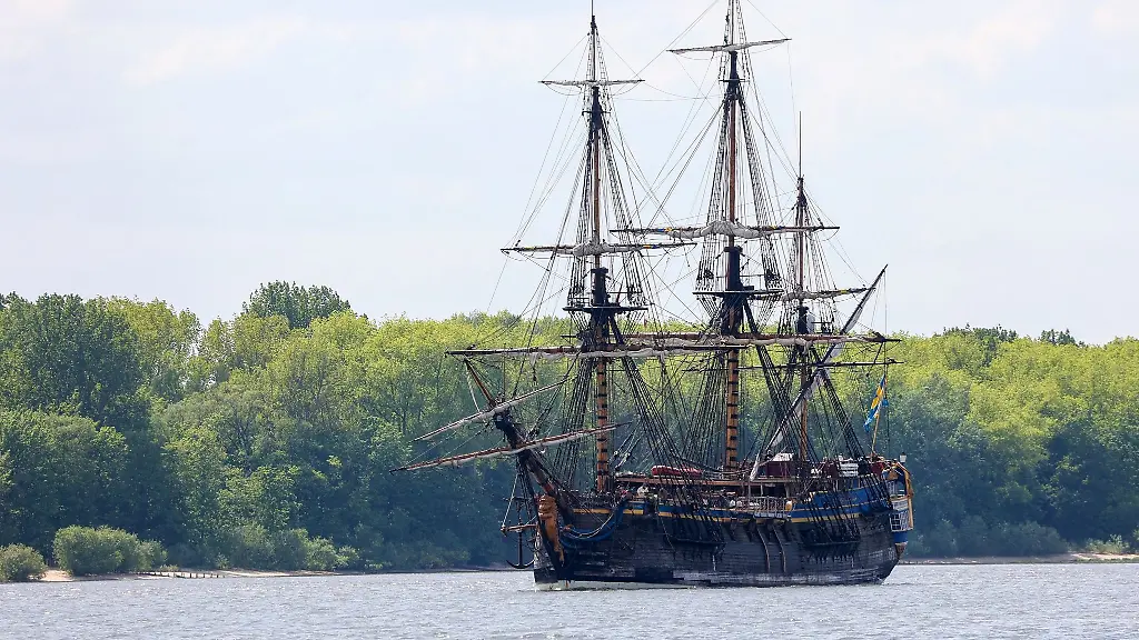 Der-hochseetaugliche-Holzsegler-Goetheborg-of-Sweden-laeuft-erstmals-in-den-Hamburger-Hafen-ein