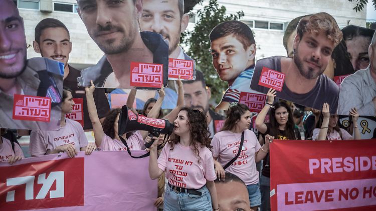 Hunderte protestierten am Samstag in Israel und forderten, die Geiseln nicht zu vergessen.
