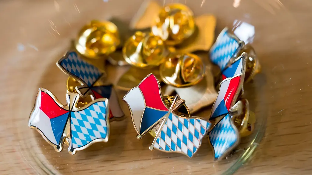 Anstecker-mit-den-Fahnen-Bayerns-und-der-Tschechischen-Republik-liegen-bei-der-Eroeffnung-der-Bayerisch-Tschechischen-Freundschaftswochen-aus