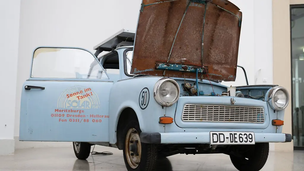 Ein-Elektro-Trabant-steht-im-Verkehrsmuseum-Dresden