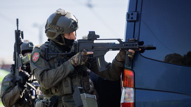 Spezialeinsatzkräfte bei einer Übung: Im Kreis Gütersloh rücken sie nach einem eskalierten Polizeieinsatz an.