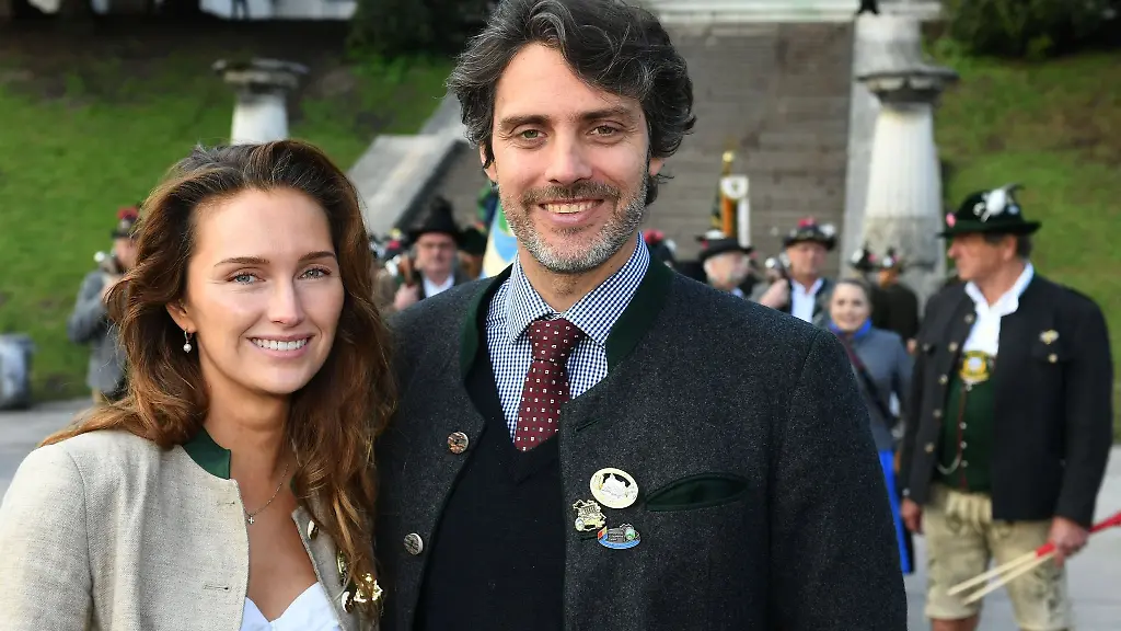 Ludwig-Prinz-von-Bayern-und-seine-Verlobte-Sophie-Evekink-zeigen-sich-vor-den-Stufen-der-Bavaria-beim-traditionellen-Boellerschiessen