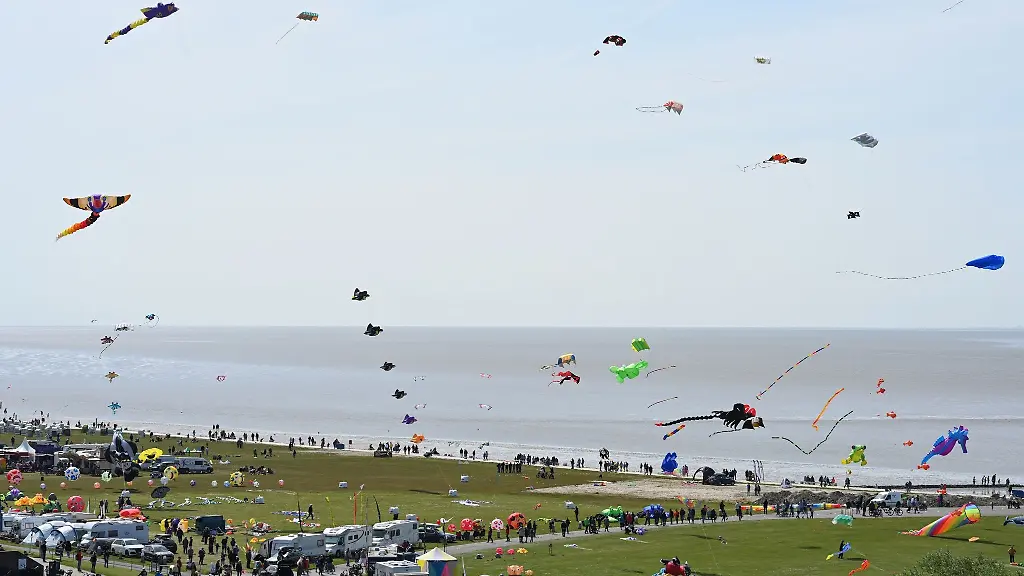 Viele-bunte-Drachen-wehen-ueber-dem-Strand-von-Norddeich