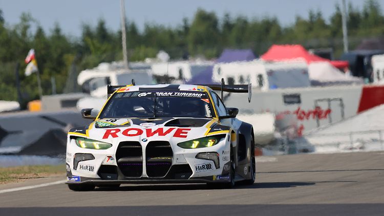 Der BMW des Rowe-Teams kam als zweiter Wagen ins Ziel - und doch darf die Besatzung den Sieg bejubeln.