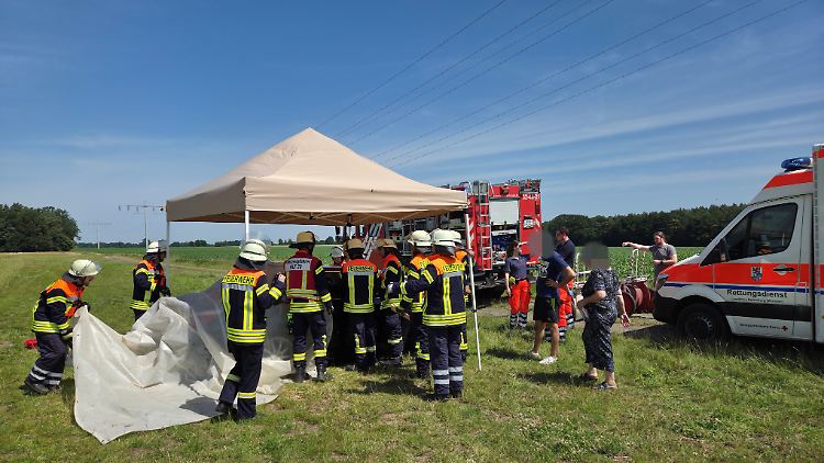 Die Feuerwehr schützt den Wagen mit einem Falt-Pavillion vor weiterer Sonne.