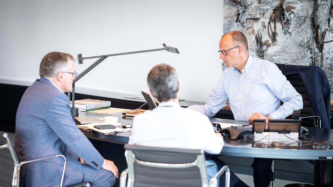 Merz während der Schalte mit Macron und Starmer. An seiner Seite sitzen sein Außenberater Günter Sautter und Regierungssprecher Stefan Kornelius.