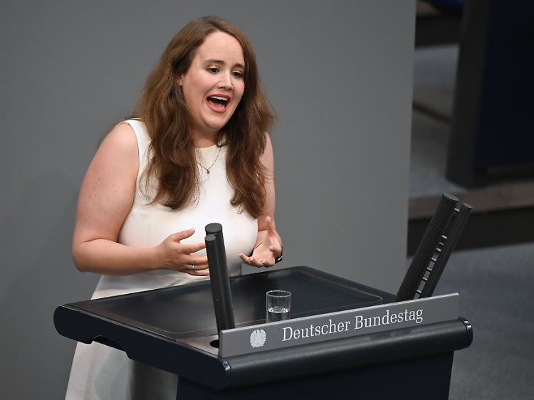 Lang sagt: "Die Menschen wollen sich darauf verlassen können, dass ihr T-Shirt nicht von Kindern genäht wurde."