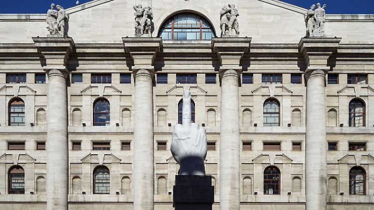 Die Mailänder Börse ist im Aufwind, im Vordergrund die nahe platzierte Skulptur L.O.V.E., die laut kursierenden Interpretationen gierige Finanzinstitutionen und den faschistischen Gruß kritisiert.