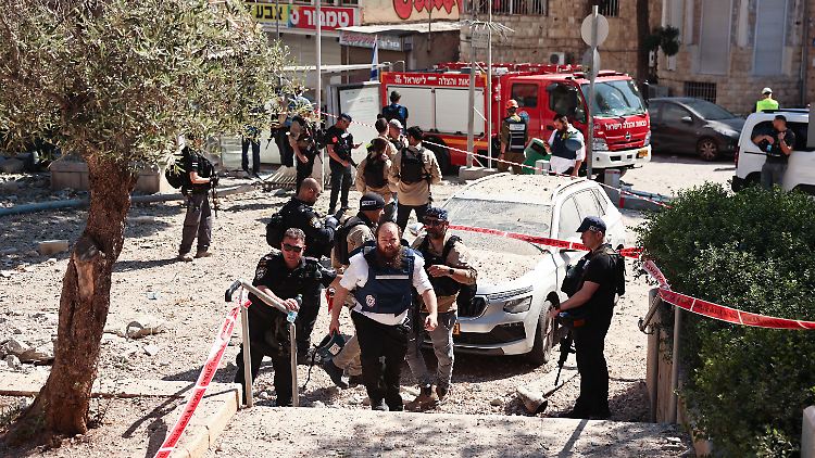Einsatzkräfte nach einem Raketeneinschlag in Haifa.