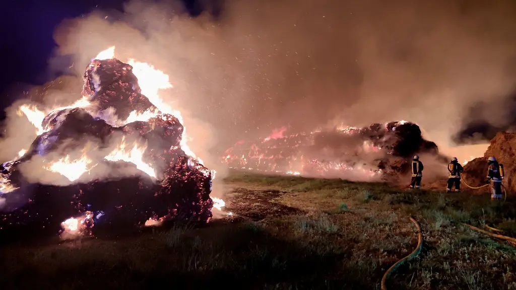 Brennende-Strohballen-im-Landkreis-Walsrode