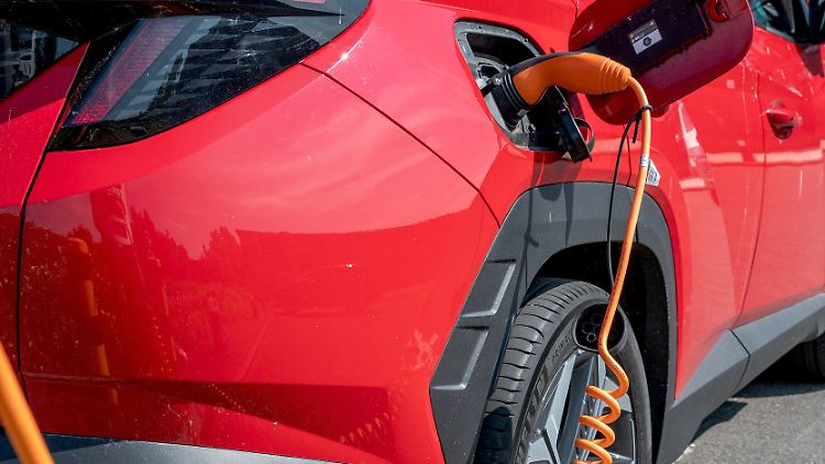 Ein Plug-in-Hybrid (PHEV) vereint zwei komplette Antriebssysteme: einen Verbrennungsmotor plus Tank und einen Elektromotor samt Hochvoltbatterie.