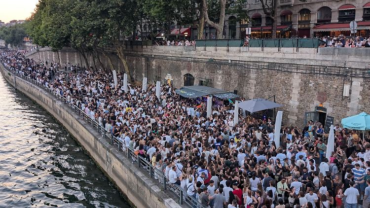 Dichtes Gedränge bei der Fete de la Musique am Seine-Ufer in Paris.