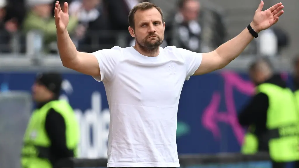 Der-Mainzer-Cheftrainer-Bo-Svensson-reagiert-an-der-Seitenlinie