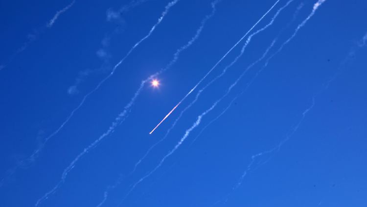 Eine iranische Rakete am Himmel über Israel. 