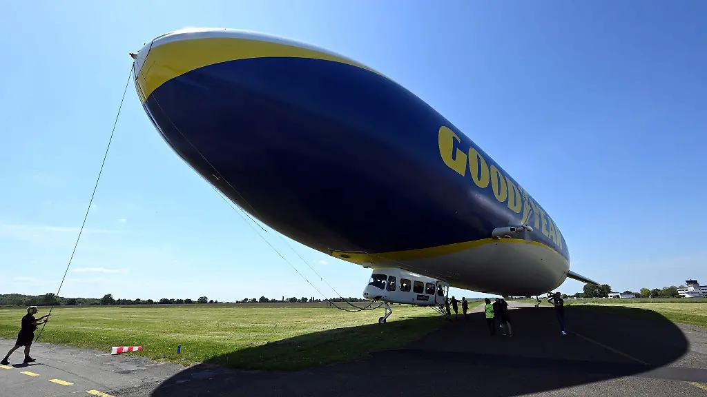 Der-Zeppelin-NT-Bodensee-startet-auf-dem-Flughafen-Muelheim-Essen
