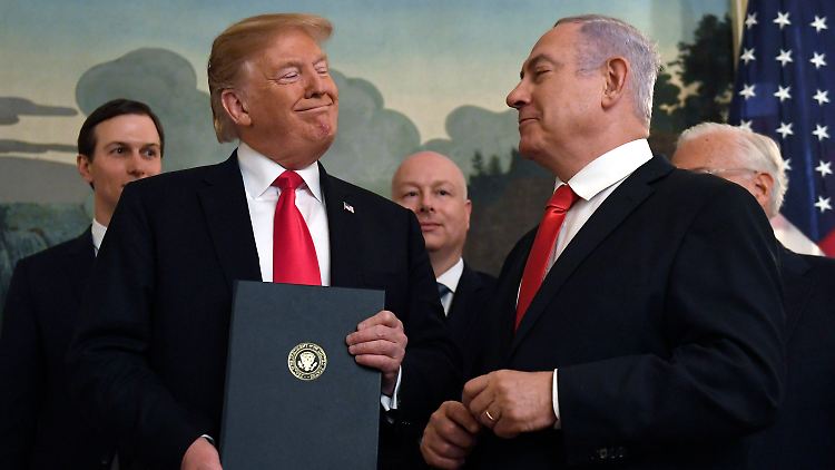 "Israels Ministerpräsident Benjamin Netanjahu kann zufrieden sein", schreibt die niederländische Zeitung "Trouw". 