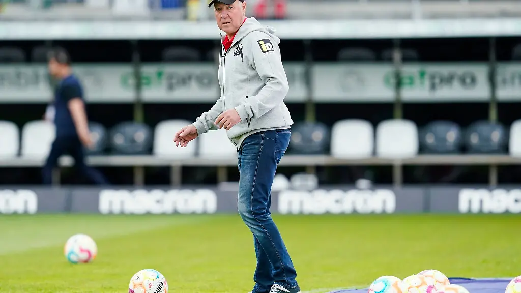 Sandhausens-Interimstrainer-Gerhard-Kleppinger-spielt-einen-Ball