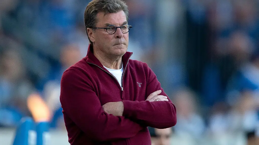 Nuernbergs-Trainer-Dieter-Hecking-steht-am-Spielfeldrand