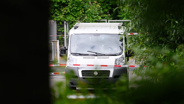 Das sichergestellte Fahrzeug vor einer Bushaltestelle auf einem Schulgelände.