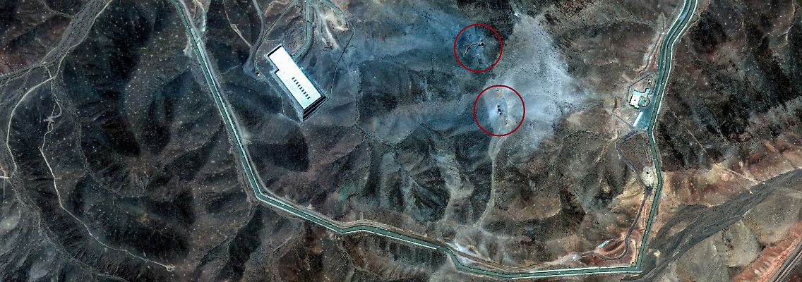 Fordo nach dem US-Angriff: Die Einschlagstrichter der US-Bomben im roten Kreis