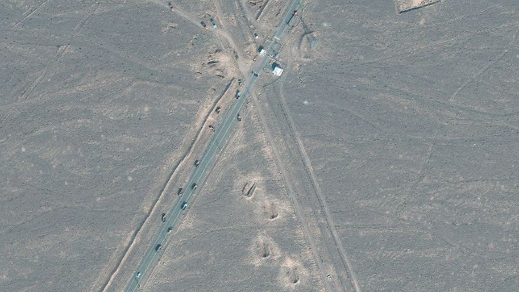 Ein am Freitag aufgenommenes Satellitenbild zeigt Trucks in der Nähe der Anreicherungsanlage Fordo. 