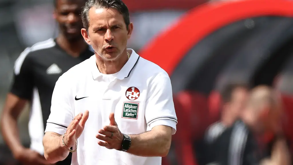 Der-Trainer-Dirk-Schuster-r-von-Kaiserslautern-reagiert-auf-den-Spielverlauf