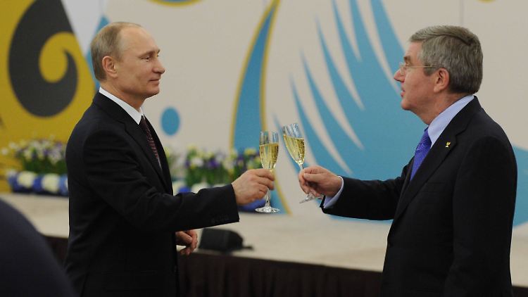 Thomas Bach trifft Wladimir Putin 2014 auf einen Sekt.