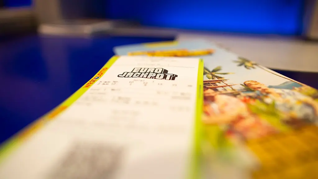 Ein-ausgedrucktes-Eurojackpot-Los-liegt-in-einer-Lotto-Annahmestelle