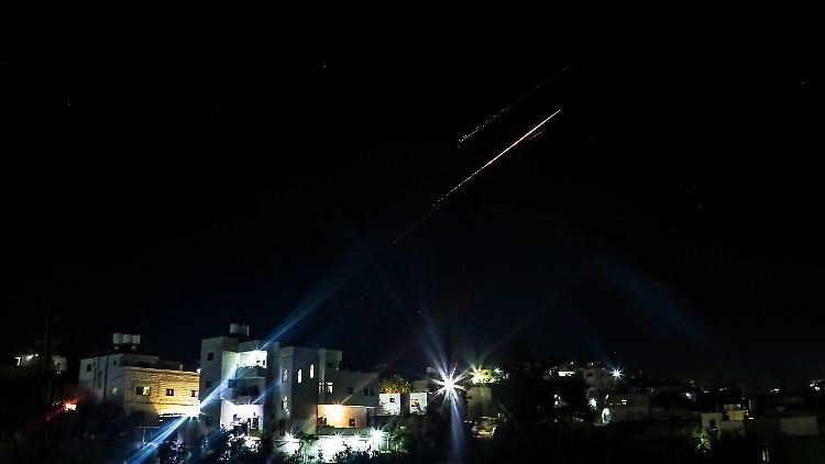 Eine iranische Rakete macht sich auf den Weg nach Israel.